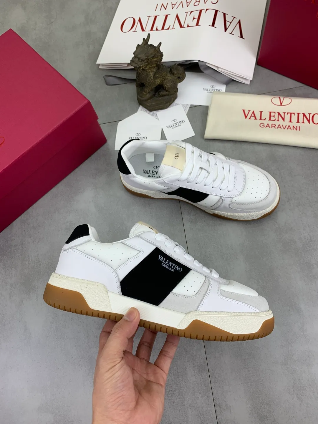 Men's men's shoes 💰P600 New model Latest Valentino Valentino V family new casual young fashion trend sports shoes Full of vitality No age limit Very light and comfortable on the feet Packaging Original purchase and development Production of goods Various color combinations are eye-catching Activate the charming sunny boy Shoe design combines coolness with daily style Full of street style Multi-color options!   Fabric: original material splicing/first-layer cowhide Lining: imported cowhide/original logo sweat-absorbent and breathable foot pad Outsole: TPU foam lightweight material outsole Brand injection insole Code number: 38-46 Full set of packaging Color: 3️⃣ colors available